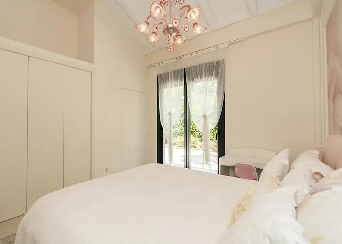 Stunning 6-bedroom In Guadalmina Baja *