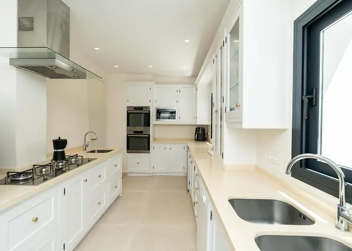 빌라 Stunning 6-bedroom In Guadalmina Baja *