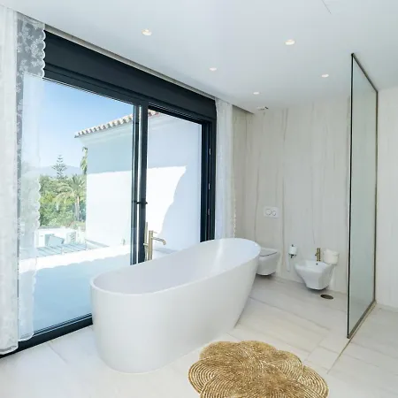 Stunning 6-bedroom In Guadalmina Baja Willa Marbella