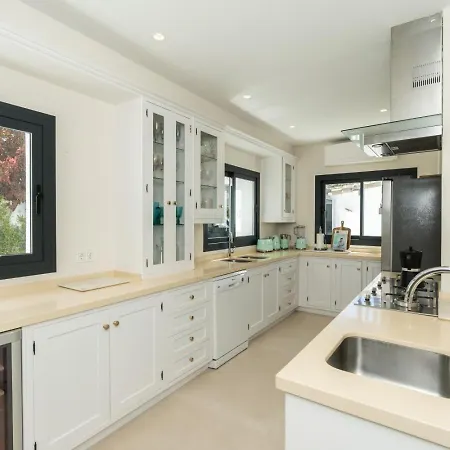 Βίλα Stunning 6-bedroom In Guadalmina Baja *