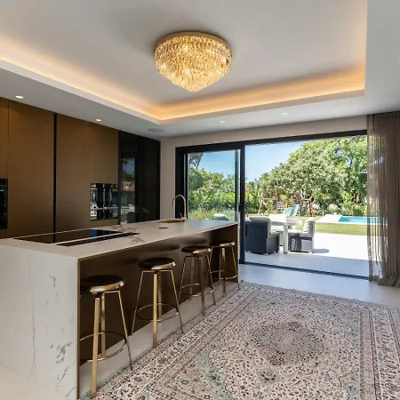 Villa Stunning 6-bedroom In Guadalmina Baja *