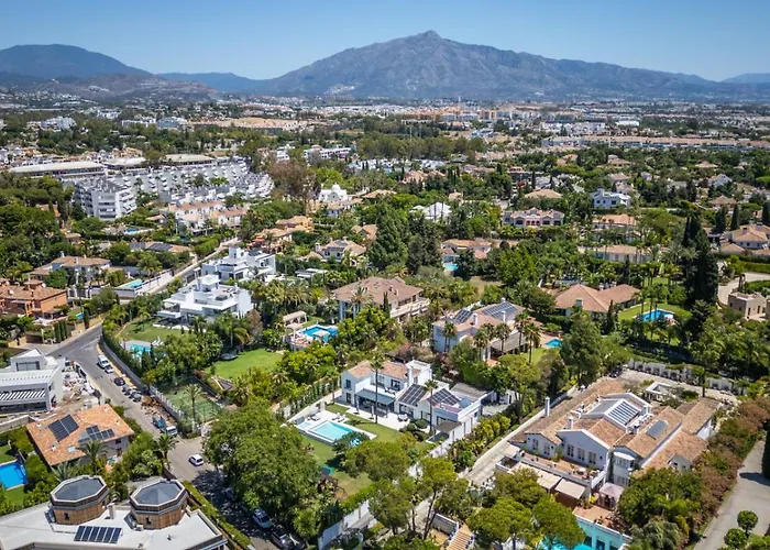Stunning 6-bedroom In Guadalmina Baja 马尔韦利亚