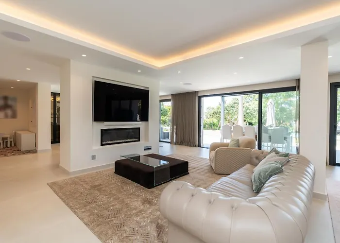 Stunning 6-bedroom In Guadalmina Baja Vila *