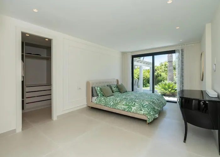 Stunning 6-bedroom In Guadalmina Baja