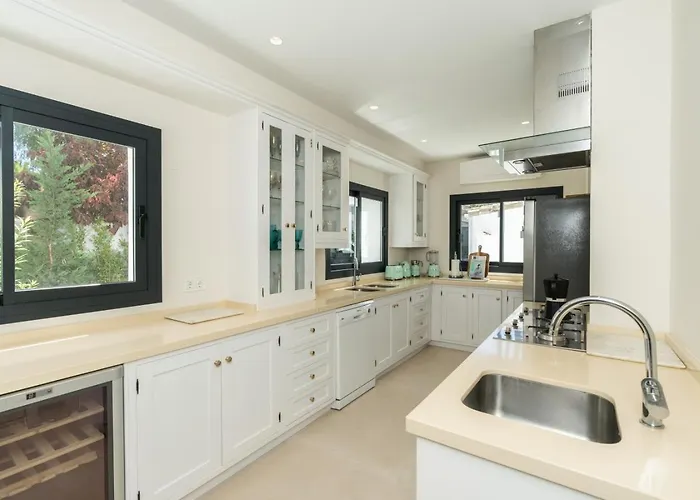Villa Stunning 6-bedroom In Guadalmina Baja *