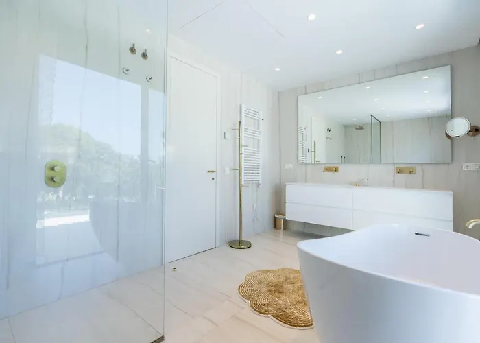 Villa Stunning 6-bedroom In Guadalmina Baja