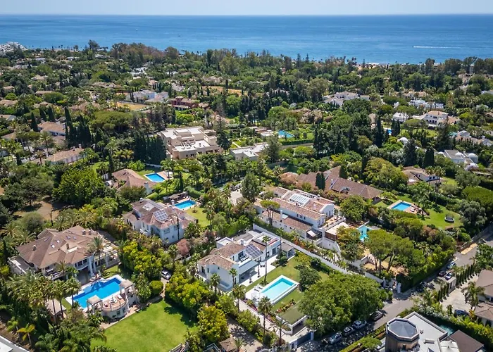 Villa Stunning 6-bedroom In Guadalmina Baja *