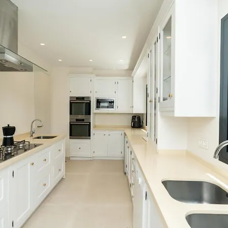 Villa Stunning 6-bedroom In Guadalmina Baja *