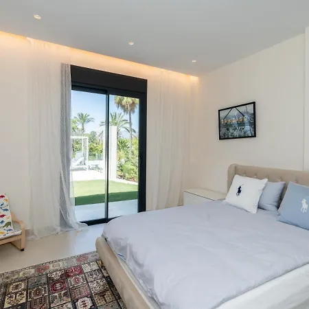 Stunning 6-bedroom In Guadalmina Baja *