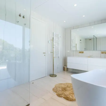 Villa Stunning 6-bedroom In Guadalmina Baja